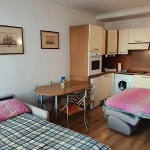 Close To Beaches And Shops, Up 6 Pers Nice